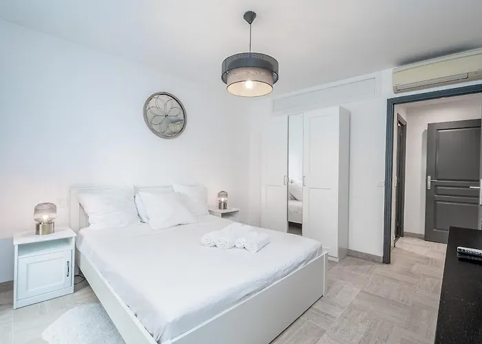 One-bedroom In Juan-les-pins Lägenhet *